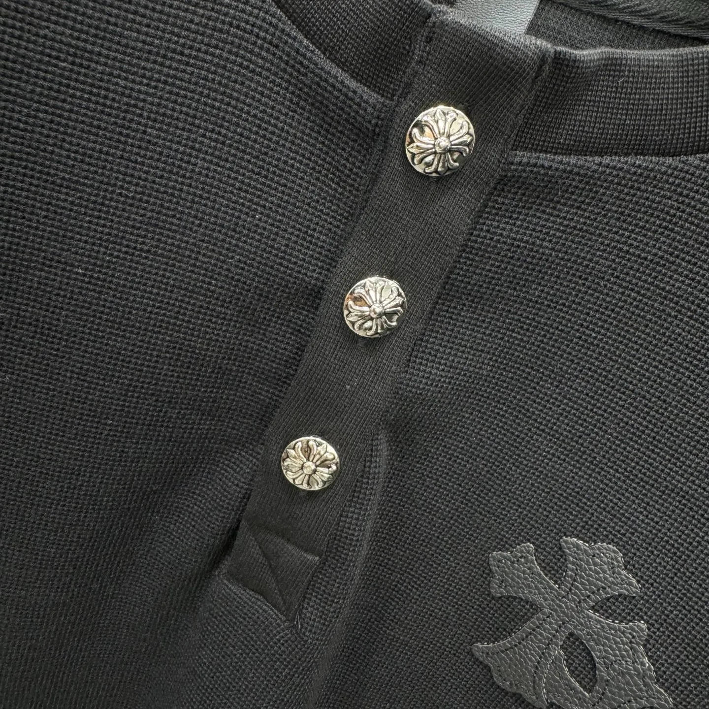 🅿️270 25 New Style🆕Come Hearts Cross Long Sleeve Autumn and Winter King! Chest pockets, collar and cuffs with high weight threads, custom-woven and dyed 330g double yarn waffle fabric, cross steel buckle tags and other accessories are all in the correct version, super conspicuous, super good-looking and super atmospheric, same style for men and women! The overall upper body highlights fashion and individuality, and it is a recommended T-shirt for couples to wear together!! Color: black/white 04 Size: S-XXL